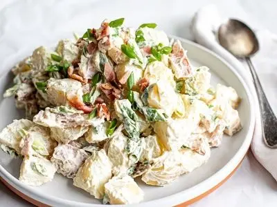 طرز تهیه سالاد سیب زمینی سرخ کرده