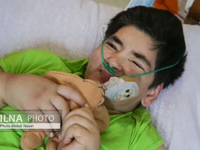 تامین هزینه‌های درمان یک معلول فلج مغزی از طریق زباله‌گردی/ مستمری ماهیانه لیلا ۱۷۵ هزار تومان است/ سطل زباله بی‌منت به ما همه چیز می‌دهد+عکس و فیلم