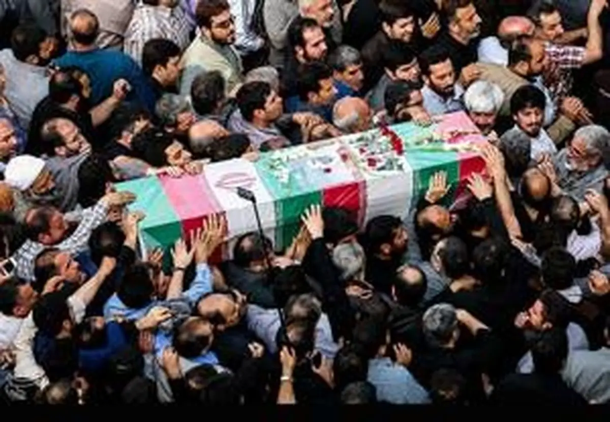 پیکر ۱۵ شهید جنگ تحمیلی آمریکایی - صهیونیستی در اصفهان تشییع شد