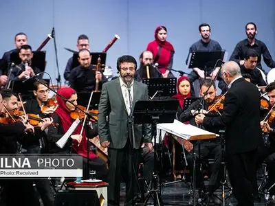 علیرضا افتخاری به همراه ارکستر ملی ایران روی صحنه رفت