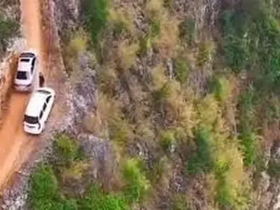 جاده ترسناک در کوهستان‌های چونگ‌چینگ چین + فیلم