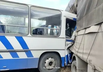 تصادف مینی بوس حامل کارگران شهر صنعتی رشت با کامیون