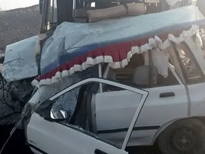 برخورد مینی‌بوس با پراید در جاده تفت؛  ۸ مصدوم روانه بیمارستان شدند