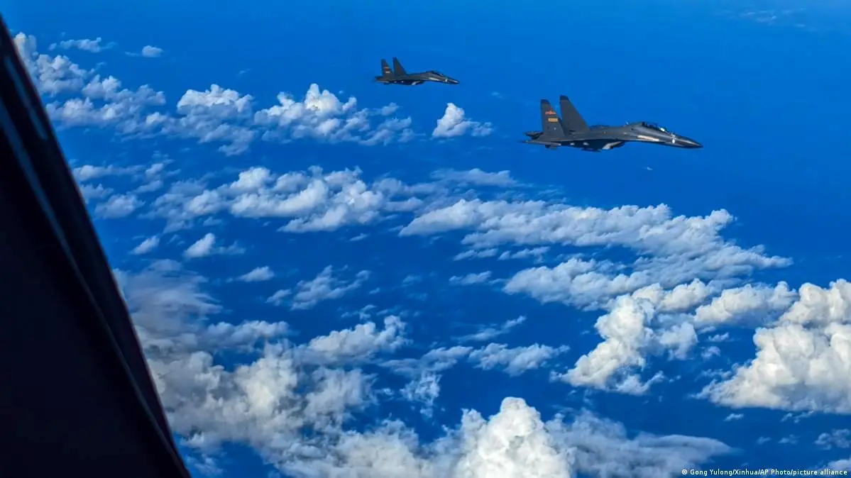 عبور ۳۳ هواپیمای جنگنده ارتش‌ چین در اطراف تایوان