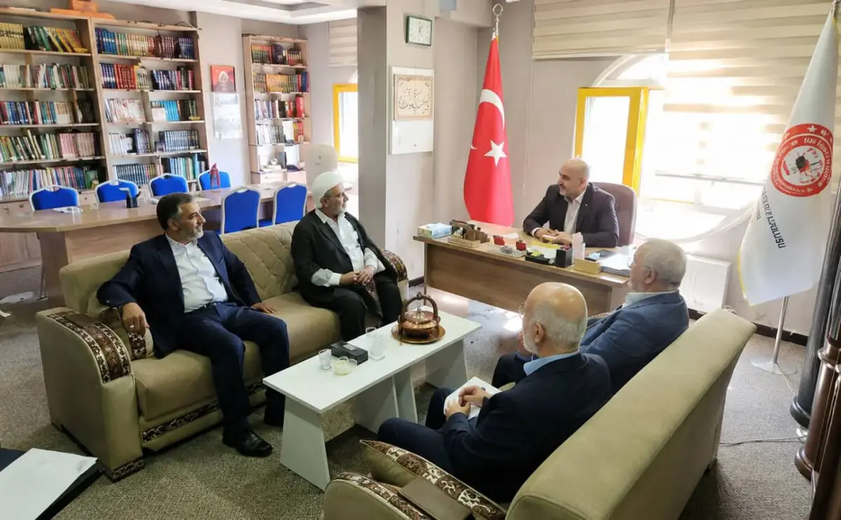 دست و پیشانی‌ برادران ایرانی خود را می‌بوسیم