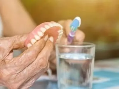 اصول شستشوی دندان مصنوعی و نکات مهم مراقبت از آن