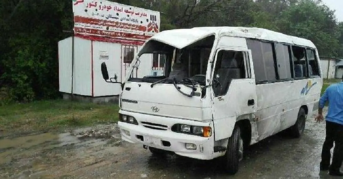 جزئیات برخورد مینی‌بوس کارکنان حفاری با تپه در ایذه/ 6 نفر مصدوم شدند