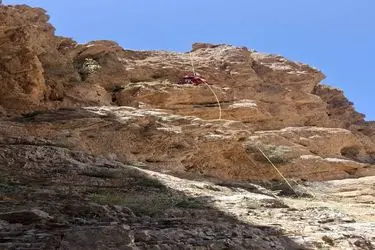 امداد گران چهارمحال و بختیاری به طبیعت‌گرد گرفتار در کوه‌های تنگ درکش ورکش امداد رسانی کردند 