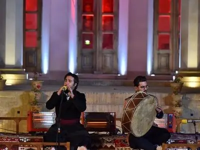 گزارش دومین روز از جشنواره موسیقی نواحی/ ادای احترام به سردار سلیمانی/ جراهایی از گروه هرات افغانستان تا موسیقی کردی و لری