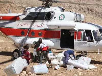 امدادرسانی هوایی هلال‌احمر خوزستان به ۶۵ خانوار ساکن در مناطق صعب‌العبور