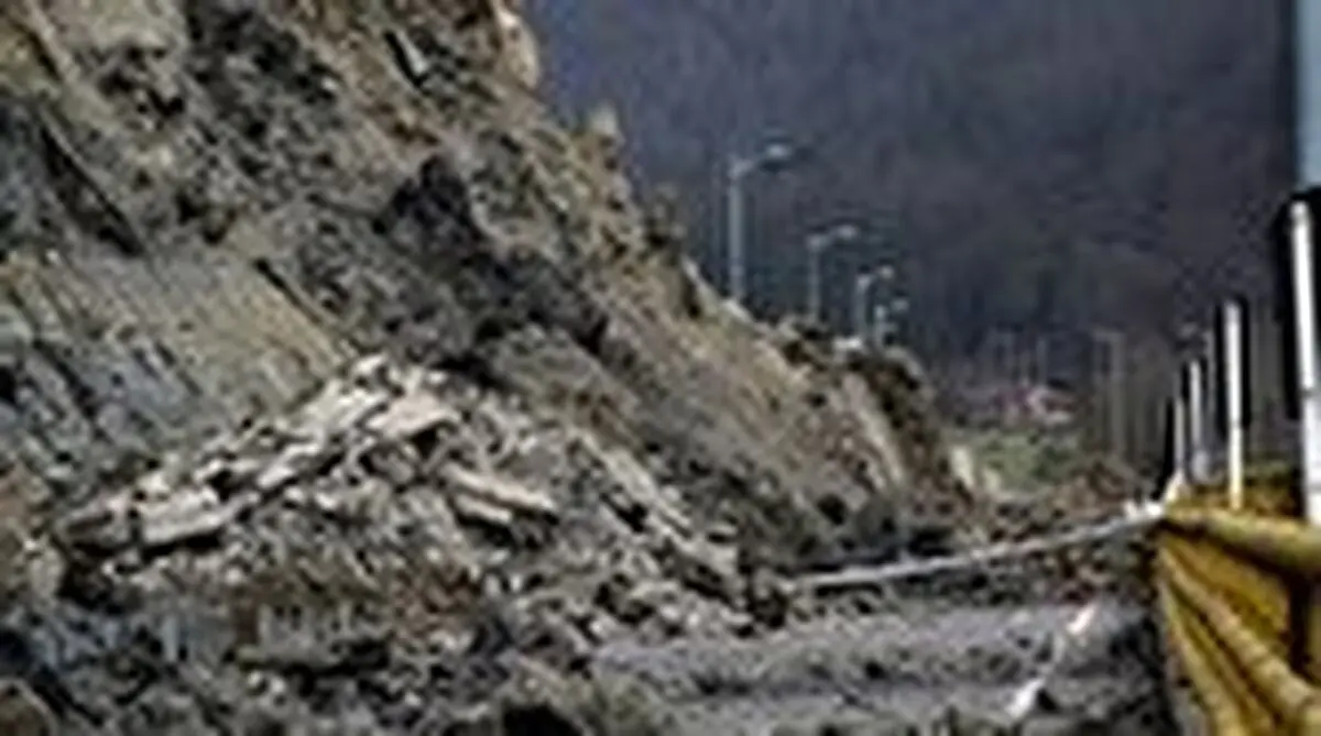 ریزش کوه در آزادراه تهران - شمال/ آزادراه تا اطلاع ثانوی مسدود است