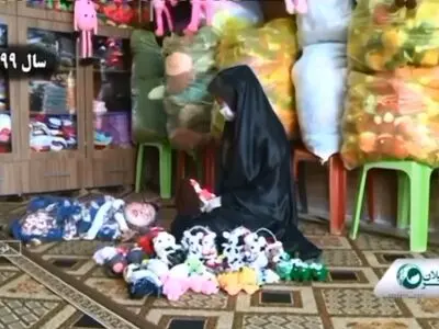 بانوی فومنی که با دستان امید می‌بافد! + فیلم