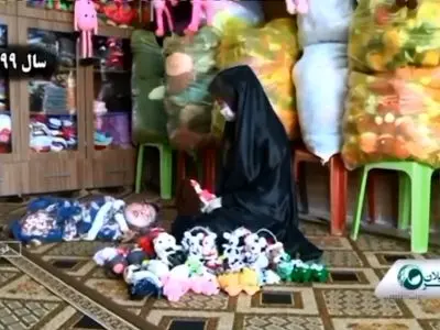 بانوی فومنی که با دستان امید می‌بافد! + فیلم