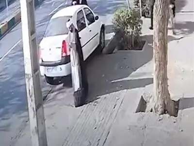 لحظه سرقت موبایل یک روحانی در روز روشن + فیلم