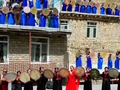 آیین هزار ساله هزار دف بر فراز بام های روستای پالنگان در کردستان + فیلم