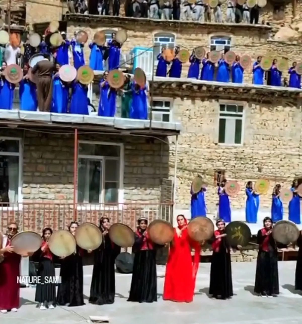 آیین هزار ساله هزار دف بر فراز بام های روستای پالنگان در کردستان + فیلم
