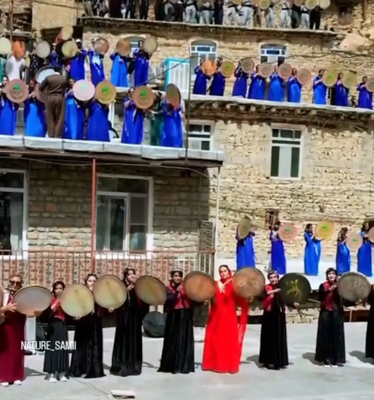 آیین هزار ساله هزار دف بر فراز بام های روستای پالنگان در کردستان + فیلم