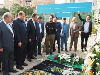 حضور استاندار جدید مازندران بر مزار مرحوم فرامرز درخشنده 