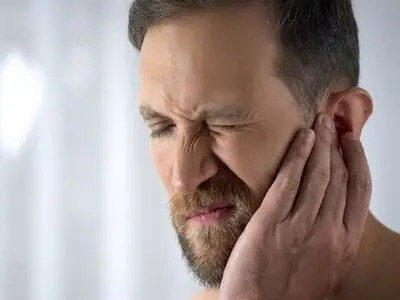 چرا آب در گوش گیر می‌کند و چگونه آن را خارج کنیم؟