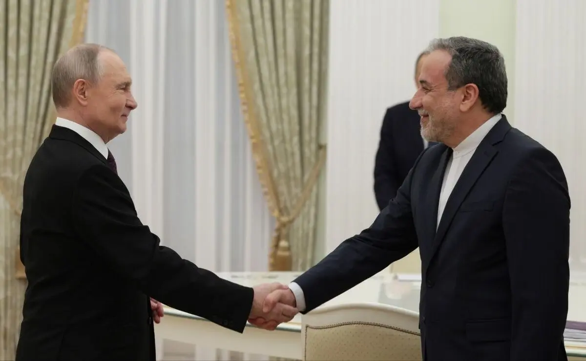 عراقجي يسلم الرسالة الخطية لقائد الثورة للرئيس الروسي