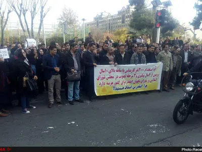 ادامه تجمع کارگزاران صندوق بیمه کشاورزی/آیا استخدام ما با ده سال سابقه برای کشور هزینه دارد؟