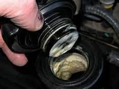 بررسی علت کف کردن روغن موتور