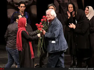 ۴۰ سال از انقلاب گذشت؛ کمترین قدم برای تئاتر برداشته نشد/تئاتر در ایران احترام ندارد
