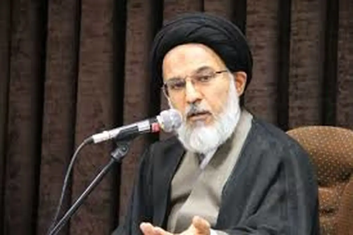 در قیامت میان مؤمنان و منافقان حائلی پدید میآید که ظاهرش عذاب و باطنش رحمت است