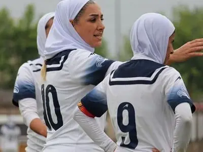 تصاویری باورنکردنی از جدال بانوان ملوان - آذرخش؛ وقتی سرمربی نامدار کار را در می‌آورد (گزارش - عکس)