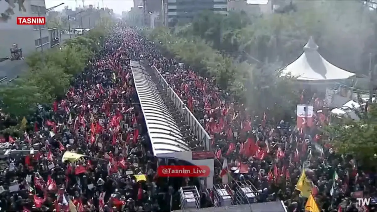 تشییع پیکر امام شهید انقلاب و خانواده ایشان با حضور بی‌نظیر مردم در حال برگزاری است؛ به‌گونه‌ای که جای سوزن انداختن نیست + فیلم