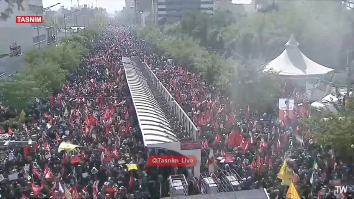 تشییع پیکر امام شهید انقلاب و خانواده ایشان با حضور بی‌نظیر مردم در حال برگزاری است؛ به‌گونه‌ای که جای سوزن انداختن نیست + فیلم