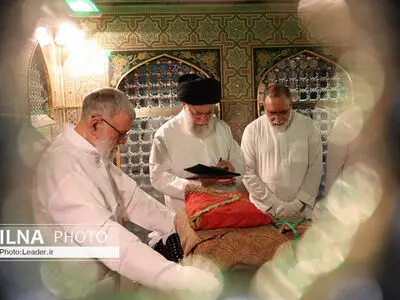غبارروبی مضجع مطهر حضرت امام رضا (ع)