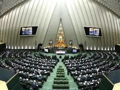 البرلمان الایرانی یصادق على قرار لزیادة تخزین الیورانیوم المخصب الى 120 کغم سنویا