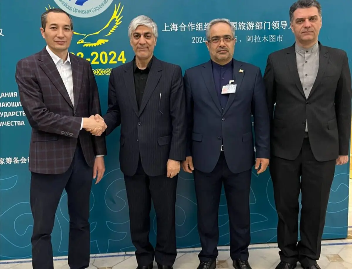 کیومرث هاشمی وارد آلماتی شد