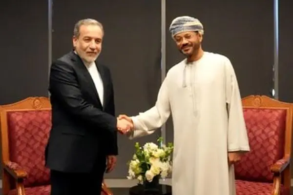 وزير الخارجية العماني يتحدث عن لقائه مع عراقجي