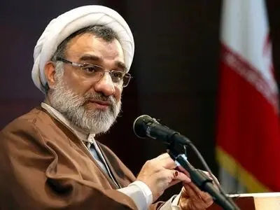 تذکر زبانی در متروها و خیابان‌ها توسط گروه‌های مردمی، خودجوش و رایگان انجام می‌شود
