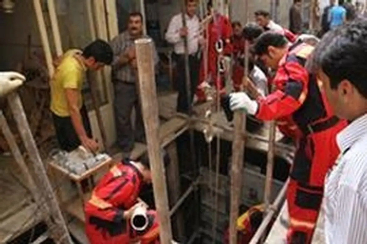 ادامه عملیات نجات فردی که از دیروز در چاه بازار قزوین گرفتار شده است