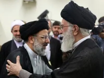 آیة الله خامنئی یعین السید رئیسی فی سدانة الروضة الرضویة