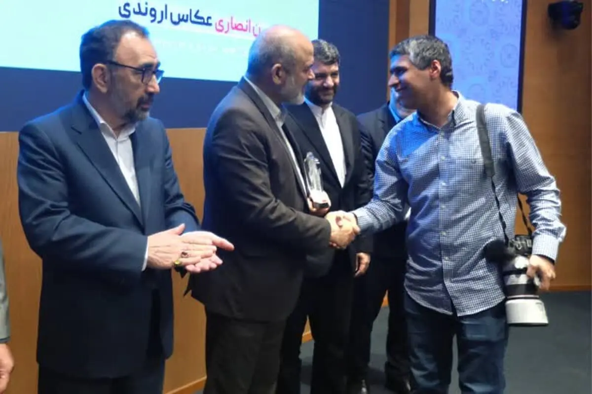 تقدیر از عکاس اروندی در همایش ملی مناطق آزاد