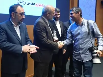 تقدیر از عکاس اروندی در همایش ملی مناطق آزاد