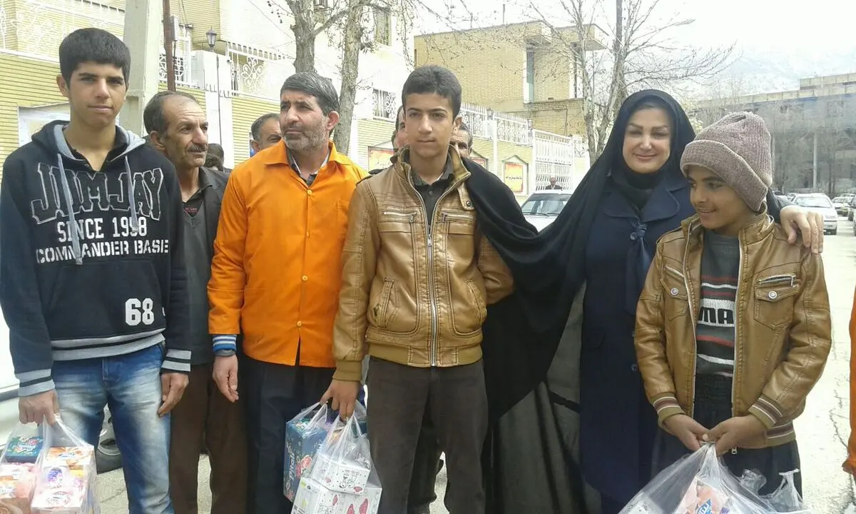طیبه نظری با کودکان کار و رفتگران شهرداری به فرمانداری بویراحمد آمد