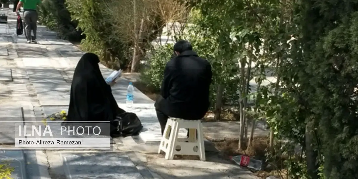 احمدینژاد به مزار والدین خود رفت + تصاویر