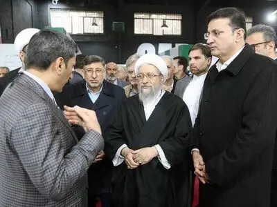 بازدید آیت الله لاریجانی از نمایشگاه دستاوردها و توانمندی‌های منابع طبیعی کشور
