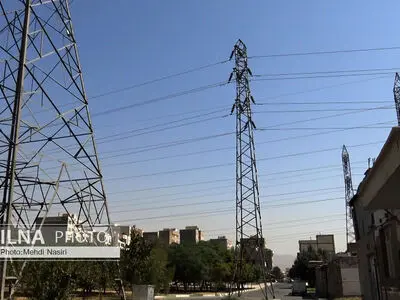 آوار دکل‌ها روی ندارها/ افسردگی سهم اهالی "محله زیر دکل" از زندگی+ فیلم 
