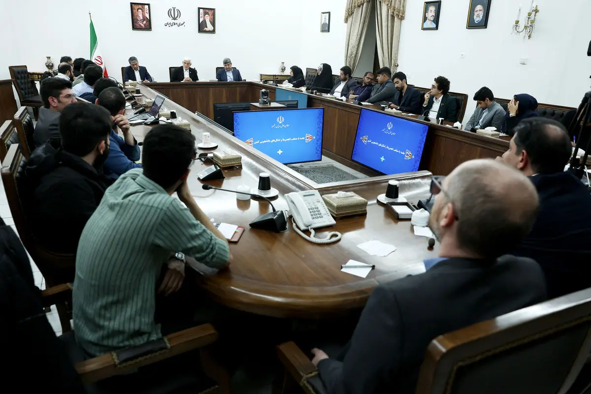 جلسه عارف با جمعی از دانشجویان/ برای من ارزش پرخاش یک دانشجو بیشتر از تکریم افراد است