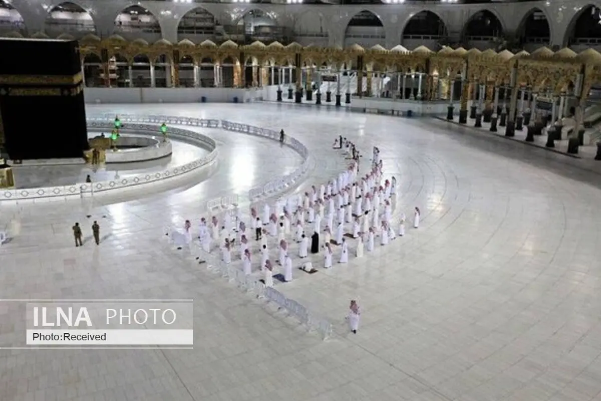 نماز مسلمانان در ماه رمضان در کنار کعبه با حفظ فاصله اجتماعی در دوران کرونا