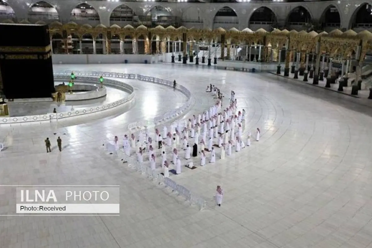 نماز مسلمانان در ماه رمضان در کنار کعبه با حفظ فاصله اجتماعی در دوران کرونا