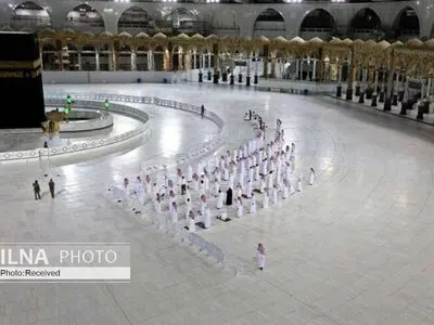 نماز مسلمانان در ماه رمضان در کنار کعبه با حفظ فاصله اجتماعی در دوران کرونا