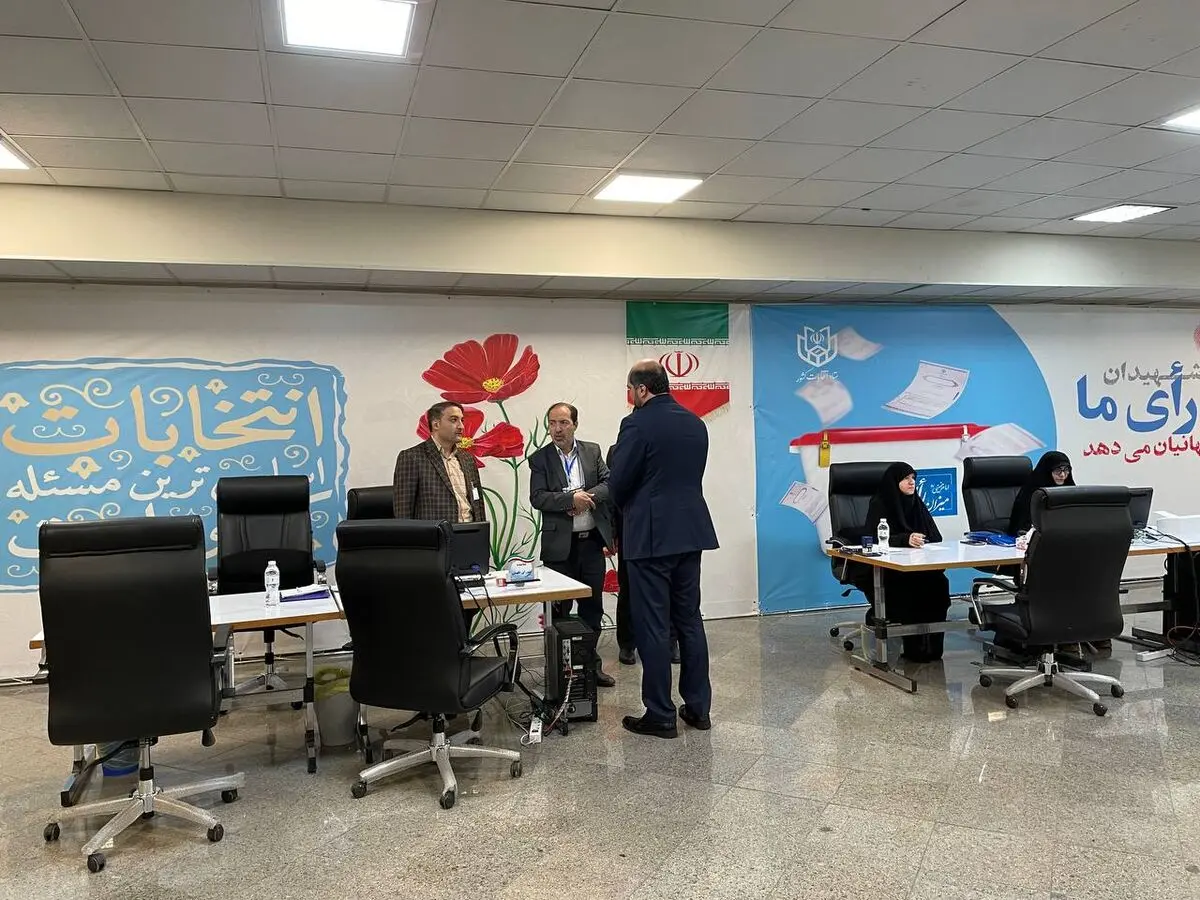 بازدید معاون اجرایی دولت از ستاد انتخابات در حاشیه همراهی یکی از نامزدها/ فیلم