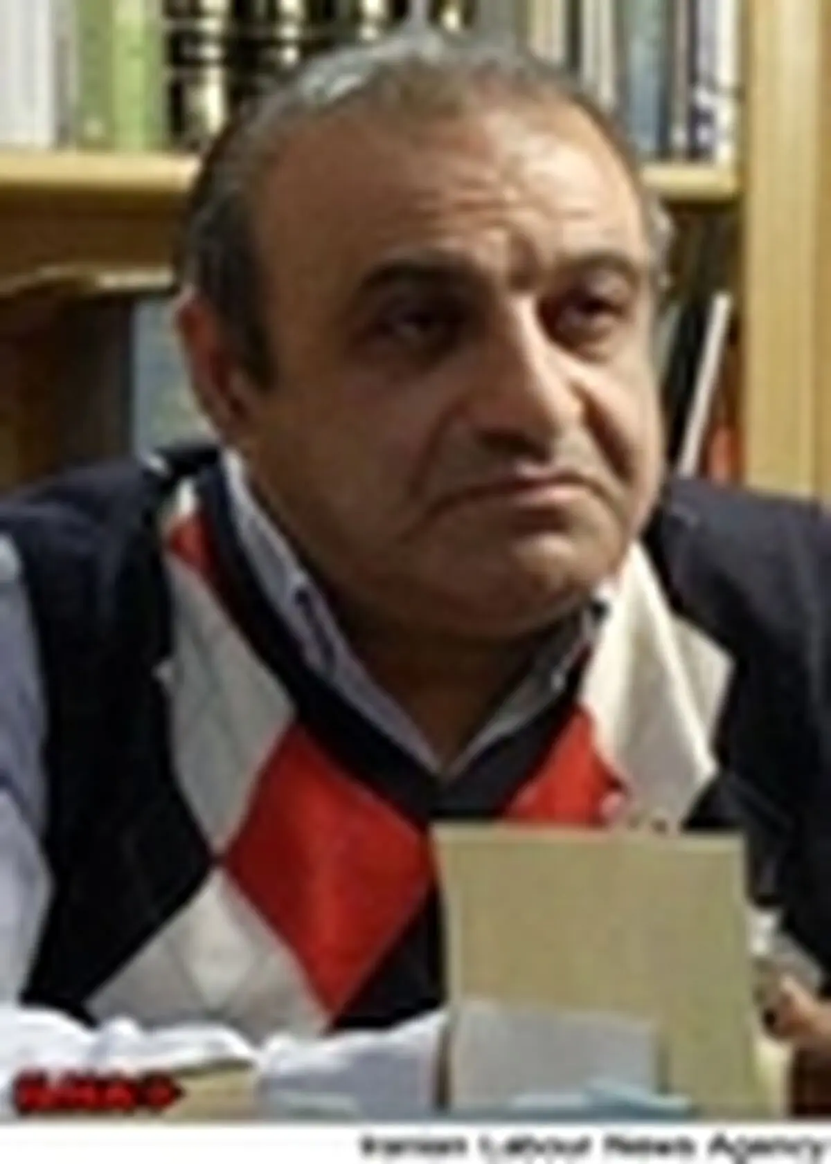 دولت و بخش خصوصی دست به دست هم می‌دهند که ما کتاب نخوانیم